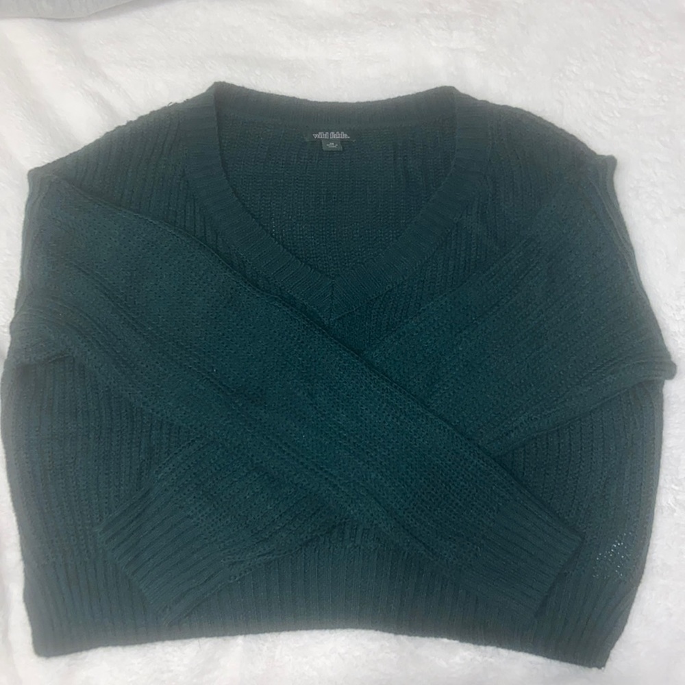 Worn very few times. Good condition. Cropped sweater.